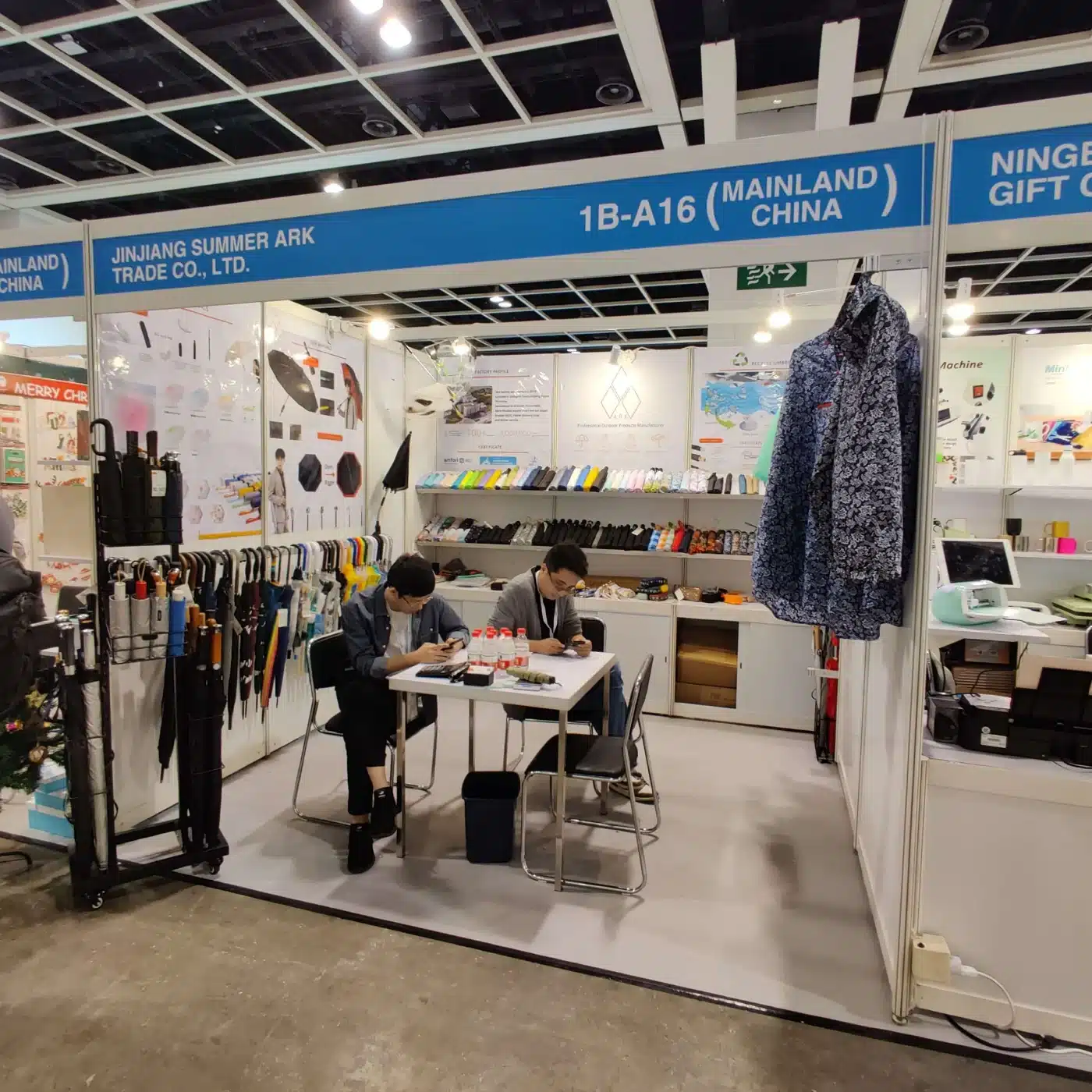 Estande da Ark Umbrella em feira comercial, apresentando as tendências do mercado de guarda-chuvas personalizados B2B.