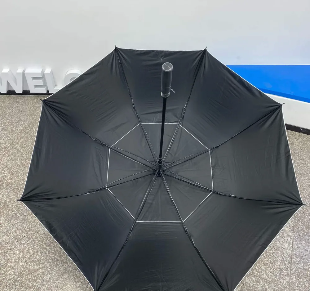 Detalhe da cobertura interna do guarda-chuva com revestimento preto para proteção contra calor e raios UV.