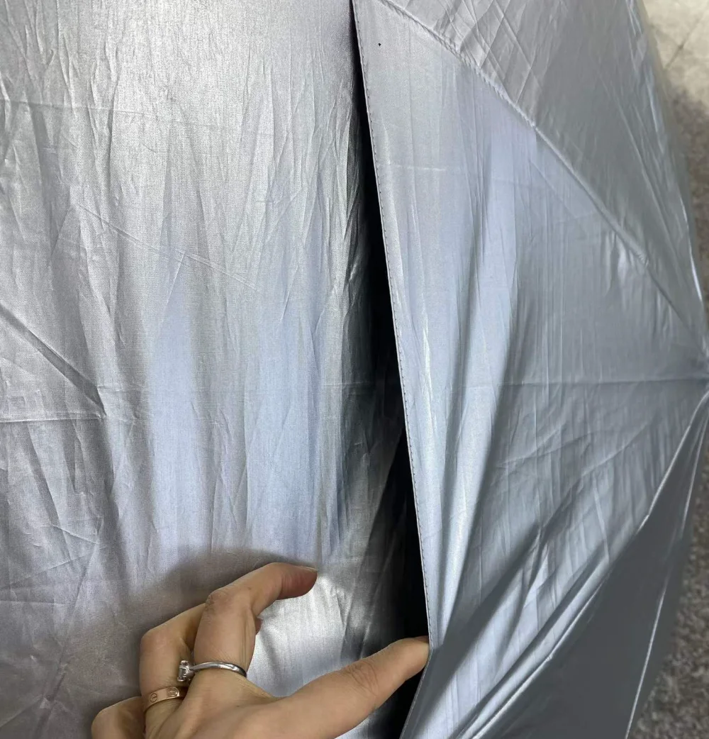 Guarda-chuva com revestimento prateado e detalhe em tecido refletor para proteção UV.