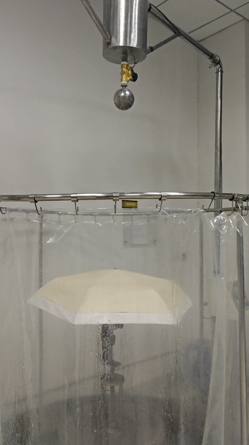 Qualitätskontrolle des Regenschirm-Regentests vor dem Versand