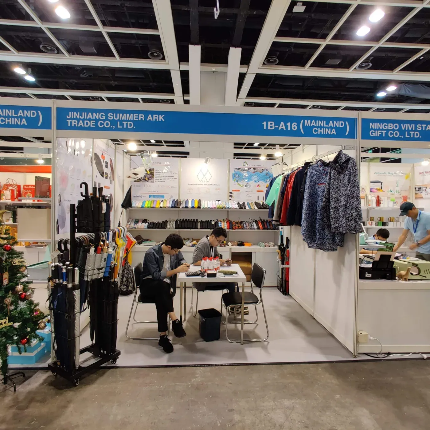 Maßgefertigter Messestand für Regenschirme mit Faltschirmen, Golfschirmen und Regenbekleidung